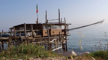 Trabocchi kıyısında, Trabocco Marina di San Vito Chietino 'da. Trabocco, İtalya 'nın Abruzzo kentinde, Adriyatik Denizi' nin tipik bir örneği olan geleneksel ahşap balıkçı evidir.