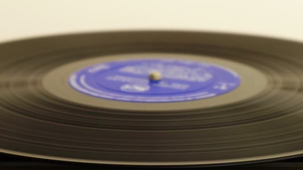 在转盘唱机上播放的老式乙烯唱片 — 图库视频影像