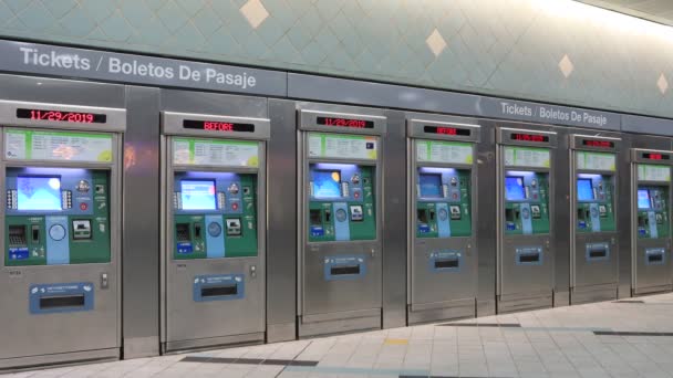 Los Angeles Californië Oktober 2019 Metro Tap Kaartverkoopautomaten Bij Metrostation — Stockvideo