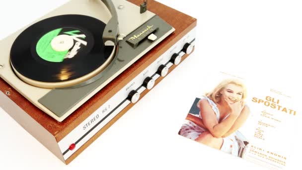 Pescara Italia Abril 2020 Vintage Vinyl Disc Playing Turntable Record — Vídeo de stock