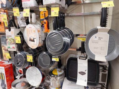 Süpermarkette satılık çeşitli tavalar 