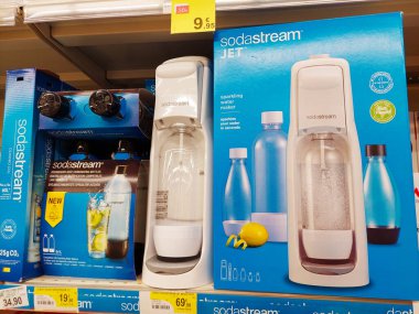 Köpüklü su üreticisi Soda Akıntısı, normal suyu süpermarketteki bir rafta karbonlu köpüklü suya dönüştürür.