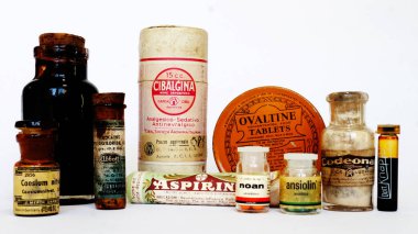 Beyaz arkaplanda eski ilaç bileşimi