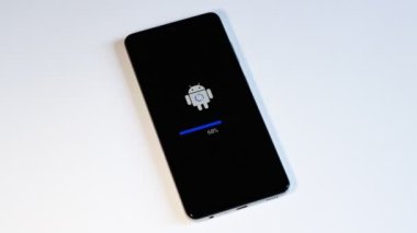 Android sistem akıllı telefondan güncelleniyor. İşletim sistemi güncellemeleri periyodik olarak yayınlanır