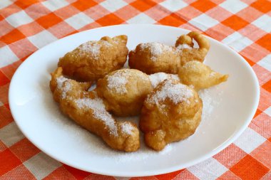 SFINCI Geleneksel Sicilya İtalyan Kızarmış Donutları sebze yağında kızarırken