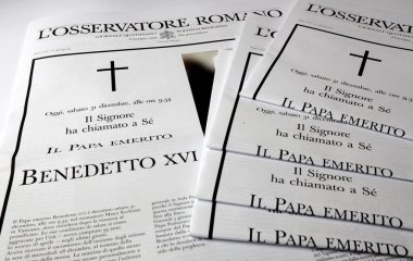 Vatikan Şehri, Kutsal Bakış 31 Aralık 2022: POPE Emeritus BENEDICT XVI 'nin ölüm haberini veren Vatikan Resmi Gazetesi L' Osservatore Romano 'nun Özel Basımı