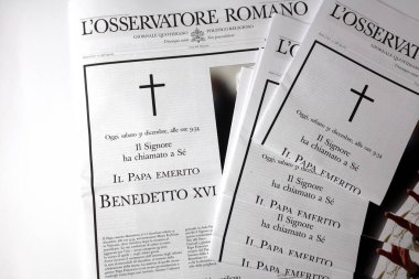 Vatikan Şehri, Kutsal Bakış 31 Aralık 2022: POPE Emeritus BENEDICT XVI 'nin ölüm haberini veren Vatikan Resmi Gazetesi L' Osservatore Romano 'nun Özel Basımı