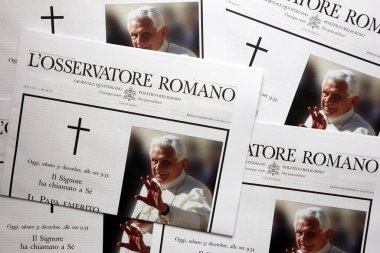 Vatikan Şehri, Kutsal Bakış 31 Aralık 2022: POPE Emeritus BENEDICT XVI 'nin ölüm haberini veren Vatikan Resmi Gazetesi L' Osservatore Romano 'nun Özel Basımı