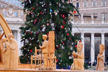 Vatikan Şehri, Aziz Peter Meydanı 'ndaki Vatikan' da Noel İsa 'nın doğumu sahnesi. 2022 İsa 'nın Doğumu Sahnesi tamamen elle oyulmuş ahşaptan yapılmıştır.