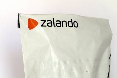 Bir paket ZALANDO. Zalando, Avrupa genelinde etkin bir moda ve güzellik ürünleri perakendecisi.