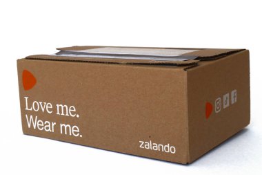 Bir paket ZALANDO. Zalando, Avrupa genelinde etkin bir moda ve güzellik ürünleri perakendecisi.