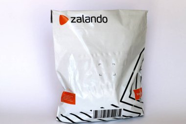 Bir paket ZALANDO. Zalando, Avrupa genelinde etkin bir moda ve güzellik ürünleri perakendecisi.