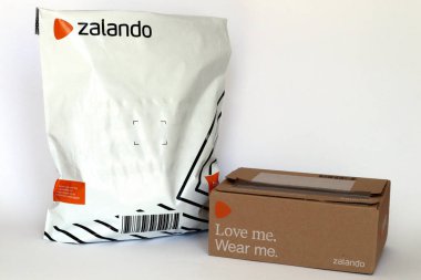 ZALANDO paketleri. Zalando, Avrupa genelinde etkin bir moda ve güzellik ürünleri perakendecisi.