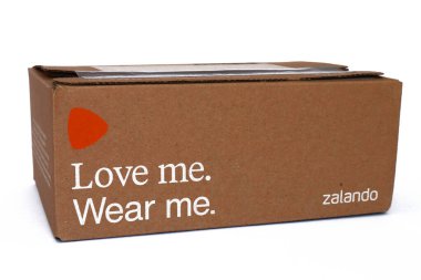 Bir paket ZALANDO. Zalando, Avrupa genelinde etkin bir moda ve güzellik ürünleri perakendecisi.