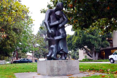 Glendale, California, ABD - 19 Mayıs 2023: ME TOO bronz heykeli Natalie Krol tarafından, Glendale Belediyesi tarafından yaptırıldı, Merkez Kütüphane 'nin önüne yerleştirildi.