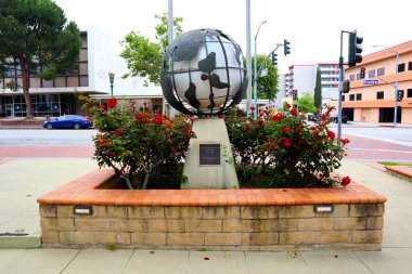 Glendale, California, ABD - 19 Mayıs 2023 Glendale Belediye Binası Savaşları ve Gaziler Anıtı