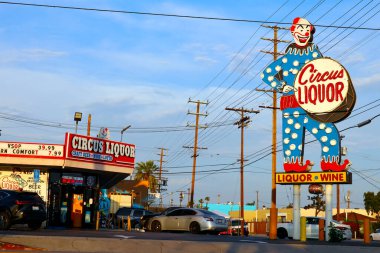 Kuzey Hollywood, Kaliforniya, ABD - 20 Mayıs 2023 Vineland Avenue, Kuzey Hollywood, Los Angeles 'taki Circus Likör Mağazası. Ayrıca pek çok filmle ünlü bir yer olarak bilinir.
