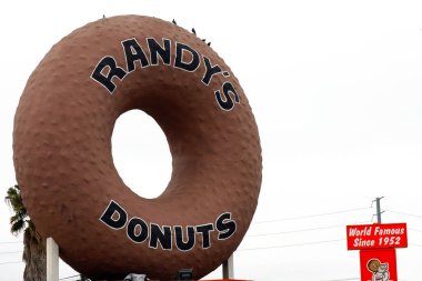 Inglewood (Los Angeles) Kaliforniya, ABD - 22 Mayıs 2023: Randy 's Donuts çatıda kocaman bir donut ile 805 Batı Manchester Bulvarı, Inglewood