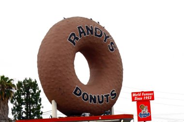 Inglewood (Los Angeles) Kaliforniya, ABD - 22 Mayıs 2023: Randy 's Donuts çatıda kocaman bir donut ile 805 Batı Manchester Bulvarı, Inglewood