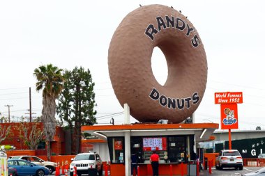 Inglewood (Los Angeles) Kaliforniya, ABD - 22 Mayıs 2023: Randy 's Donuts çatıda kocaman bir donut ile 805 Batı Manchester Bulvarı, Inglewood