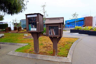 Manhattan Plajı, Kaliforniya, ABD - 23 Mayıs 2023: Küçük Serbest Kütüphane kitap değişim kutuları