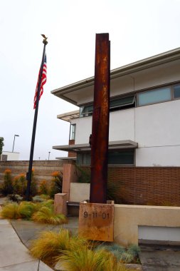 Manhattan Sahili, Kaliforniya, ABD - 23 Mayıs 2023 - 9-11-2001 Anıtı Dünya Ticaret Merkezi sitesinden iki çelik kirişin yer aldığı