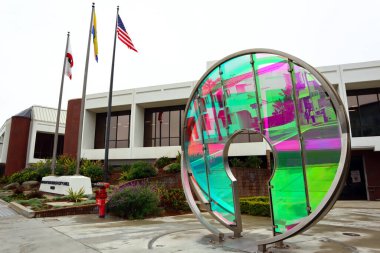 Manhattan Beach, California, ABD - 23 Mayıs 2023: Manhattan Plaj Salonu Açık Sanat Kapısı