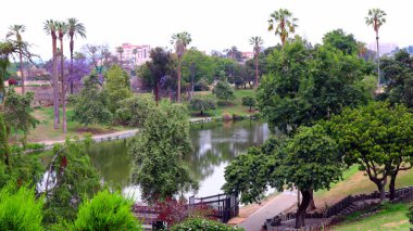 Los Angeles, Kaliforniya, ABD - 29 Mayıs 2023: Hollenbeck Park Saint Louis ve Dördüncü Cadde 'nin köşesinde yer alıyor. Parkta çimenli tepecikler, piknik alanları, oyun alanları, kaykay parkı ve bir göl yer alıyor.