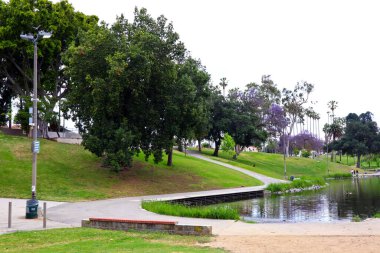 Los Angeles, Kaliforniya, ABD - 29 Mayıs 2023: Hollenbeck Park Saint Louis ve Dördüncü Cadde 'nin köşesinde yer alıyor. Parkta çimenli tepecikler, piknik alanları, oyun alanları, kaykay parkı ve bir göl yer alıyor.