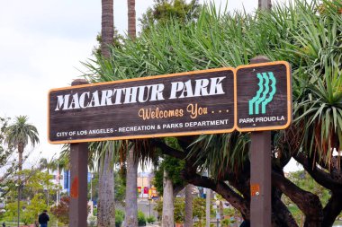 ABD, Los Angeles - 16 Mayıs 2019: Los Angeles 'ın Westlake mahallesindeki MacArthur Park manzarası