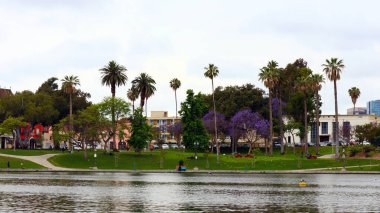 ABD, Los Angeles - 16 Mayıs 2019: Los Angeles 'ın Westlake mahallesindeki MacArthur Park manzarası