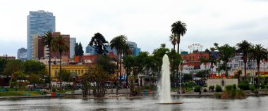 ABD, Los Angeles - 16 Mayıs 2019: Los Angeles 'ın Westlake mahallesindeki MacArthur Park manzarası