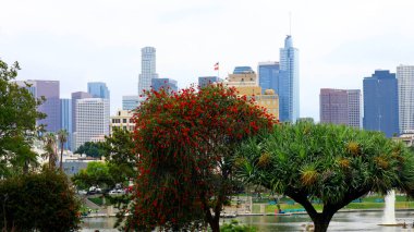 ABD, Los Angeles - 16 Mayıs 2019: Los Angeles 'ın Westlake mahallesindeki MacArthur Park manzarası
