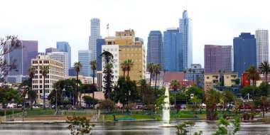 ABD, Los Angeles - 16 Mayıs 2019: Los Angeles 'ın Westlake mahallesindeki MacArthur Park manzarası