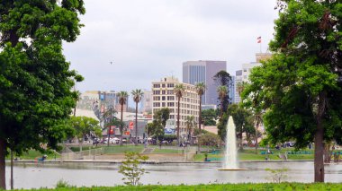 ABD, Los Angeles - 16 Mayıs 2019: Los Angeles 'ın Westlake mahallesindeki MacArthur Park manzarası