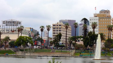ABD, Los Angeles - 16 Mayıs 2019: Los Angeles 'ın Westlake mahallesindeki MacArthur Park manzarası