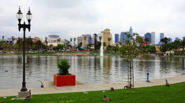 ABD, Los Angeles - 16 Mayıs 2019: Los Angeles 'ın Westlake mahallesindeki MacArthur Park manzarası