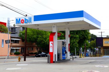 Los Angeles, Kaliforniya, ABD - 29 Mayıs 2023: MOBIL Benzin İstasyonu. MOBIL bir ExxonMobil markasıdır.