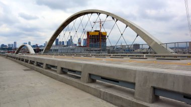 Los Angeles, Kaliforniya, ABD - 29 Mayıs 2023: Los Angeles şehir merkezi 6. Cadde Köprüsü 'nden The Ribbon of Light