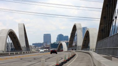 Los Angeles, Kaliforniya, ABD - 29 Mayıs 2023: Los Angeles şehir merkezi 6. Cadde Köprüsü 'nden The Ribbon of Light