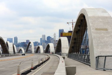 Los Angeles, Kaliforniya, ABD - 29 Mayıs 2023: Los Angeles şehir merkezi 6. Cadde Köprüsü 'nden The Ribbon of Light