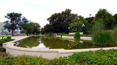 Beverly Hills, California, ABD - 30 Mayıs 2023: Beverly Hills Tabelası Santa Monica Bulvarı üzerindeki Beverly Gardens Park 'ta