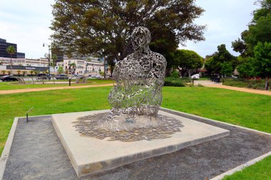 Beverly Hills, California, ABD - 30 Mayıs 2023: Santa Monica Bulvarı 'nda bulunan Beverly Gardens Parkı.