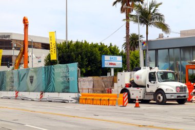 Beverly Hills, Kaliforniya, ABD - 30 Mayıs 2023: Wilshire-La Cienega Metro İstasyonu, D Hattı, Wilshire Bulvarı ve La Cienega Bulvarı 'nın köşesinde yapım aşamasında.