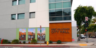 Batı Hollywood, Kaliforniya, ABD - 30 Mayıs 2023: Santa Monica Bulvarı 'ndaki Batı Hollywood Belediye Binası