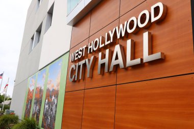Batı Hollywood, Kaliforniya, ABD - 30 Mayıs 2023: Santa Monica Bulvarı 'ndaki Batı Hollywood Belediye Binası