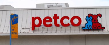 Los Angeles, Kaliforniya, ABD - 9 Ekim 2019: PETCO Mağazası, Tedarik, Gıda ve Ürünler. Amerika Birleşik Devletleri 'nde evcil hayvan satıcısı.