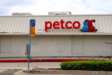 Los Angeles, Kaliforniya, ABD - 9 Ekim 2019: PETCO Mağazası, Tedarik, Gıda ve Ürünler. Amerika Birleşik Devletleri 'nde evcil hayvan satıcısı.