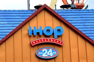 Batı Hollywood, Kaliforniya, ABD - 30 Mayıs 2023: IHOP (Uluslararası Krep Evi) restoranı. IHOP Kahvaltı, Öğle Yemeği ve Akşam Yemeği Varyasyonları sunuyor