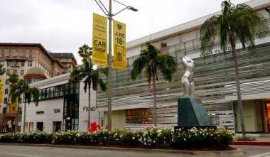 Beverly Hills, California, ABD - 1 Haziran 2023: Rodeo Drive Walk of Style, The Walk, heykeltraş Robert Graham 'ın 